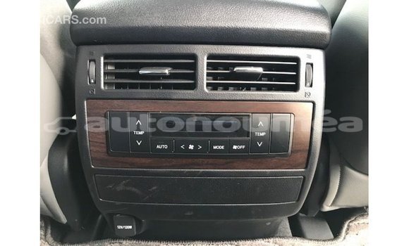 Acheter Import Voiture Toyota Land Cruiser Blanc à Import - Dubai, Iles Acheter Import Voiture Toyota Land Cruiser Blanc à Import - Dubai, Iles