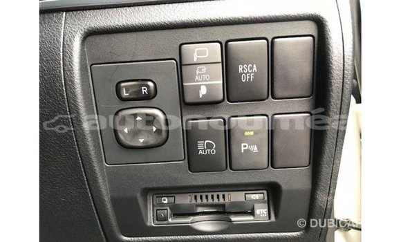 Acheter Import Voiture Toyota Land Cruiser Blanc à Import - Dubai, Iles Acheter Import Voiture Toyota Land Cruiser Blanc à Import - Dubai, Iles