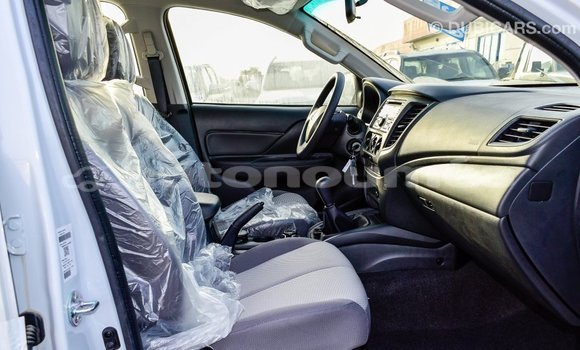 Acheter Import Voiture Mitsubishi L200 Blanc à Import - Dubai, Iles Acheter Import Voiture Mitsubishi L200 Blanc à Import - Dubai, Iles