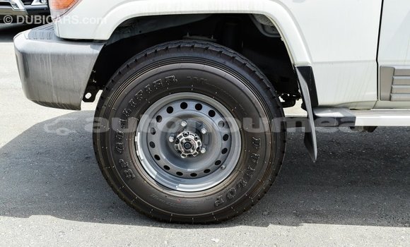 Acheter Import Voiture Toyota Land Cruiser Blanc à Import - Dubai, Iles Acheter Import Voiture Toyota Land Cruiser Blanc à Import - Dubai, Iles