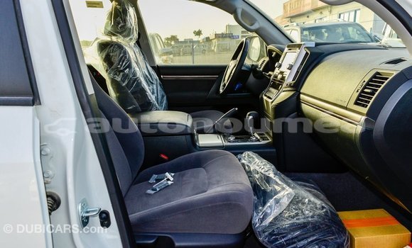 Acheter Import Voiture Toyota Land Cruiser Blanc à Import - Dubai, Iles Acheter Import Voiture Toyota Land Cruiser Blanc à Import - Dubai, Iles