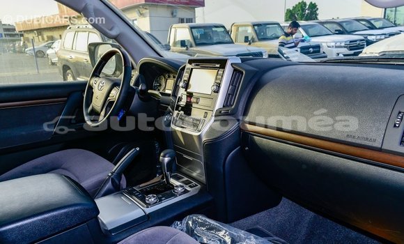 Acheter Import Voiture Toyota Land Cruiser Blanc à Import - Dubai, Iles Acheter Import Voiture Toyota Land Cruiser Blanc à Import - Dubai, Iles