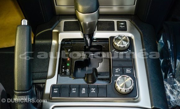 Acheter Import Voiture Toyota Land Cruiser Blanc à Import - Dubai, Iles Acheter Import Voiture Toyota Land Cruiser Blanc à Import - Dubai, Iles