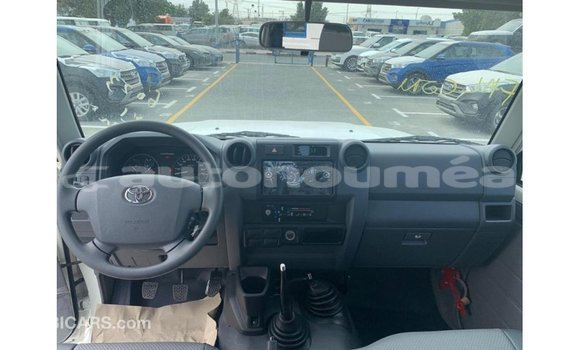 Buy Import Toyota Land Cruiser White Car in Import - Dubai in Iles Buy Import Toyota Land Cruiser White Car in Import - Dubai in Iles