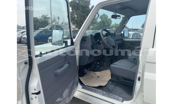 Buy Import Toyota Land Cruiser White Car in Import - Dubai in Iles Buy Import Toyota Land Cruiser White Car in Import - Dubai in Iles