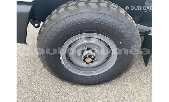 Buy Import Toyota Land Cruiser White Car in Import - Dubai in Iles Buy Import Toyota Land Cruiser White Car in Import - Dubai in Iles