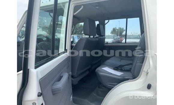 Buy Import Toyota Land Cruiser White Car in Import - Dubai in Iles Buy Import Toyota Land Cruiser White Car in Import - Dubai in Iles