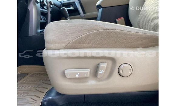 Buy Import Toyota HiAce White Truck in Import - Dubai in Iles Buy Import Toyota HiAce White Truck in Import - Dubai in Iles