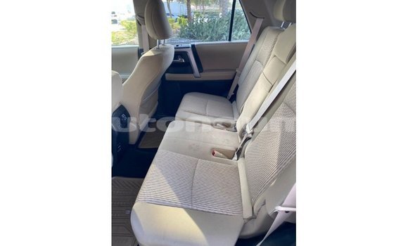 Buy Import Toyota HiAce White Truck in Import - Dubai in Iles Buy Import Toyota HiAce White Truck in Import - Dubai in Iles