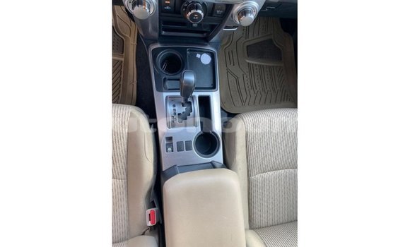 Buy Import Toyota HiAce White Truck in Import - Dubai in Iles Buy Import Toyota HiAce White Truck in Import - Dubai in Iles