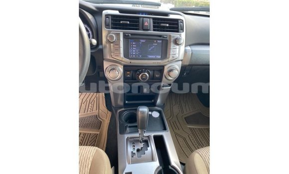 Buy Import Toyota HiAce White Truck in Import - Dubai in Iles Buy Import Toyota HiAce White Truck in Import - Dubai in Iles