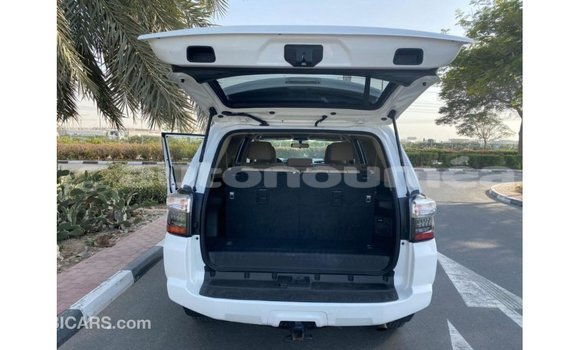 Buy Import Toyota HiAce White Truck in Import - Dubai in Iles Buy Import Toyota HiAce White Truck in Import - Dubai in Iles