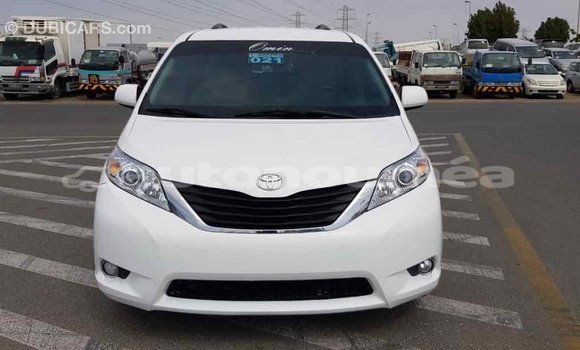 Acheter Import Voiture Toyota Sienna Blanc à Import - Dubai, Iles Acheter Import Voiture Toyota Sienna Blanc à Import - Dubai, Iles