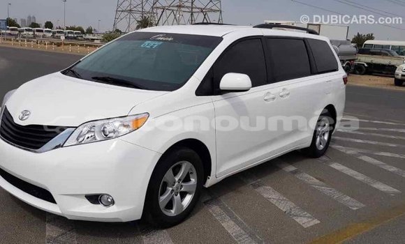 Acheter Import Voiture Toyota Sienna Blanc à Import - Dubai, Iles Acheter Import Voiture Toyota Sienna Blanc à Import - Dubai, Iles