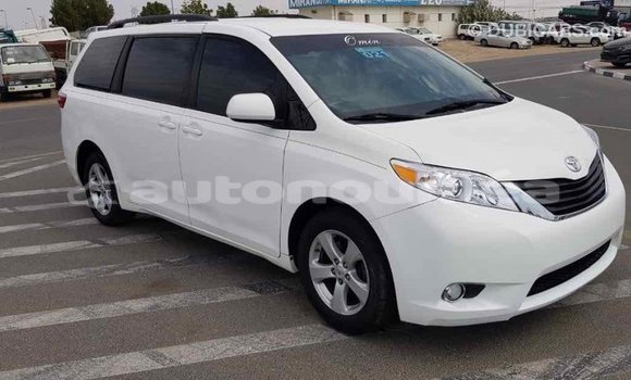 Acheter Import Voiture Toyota Sienna Blanc à Import - Dubai, Iles Acheter Import Voiture Toyota Sienna Blanc à Import - Dubai, Iles