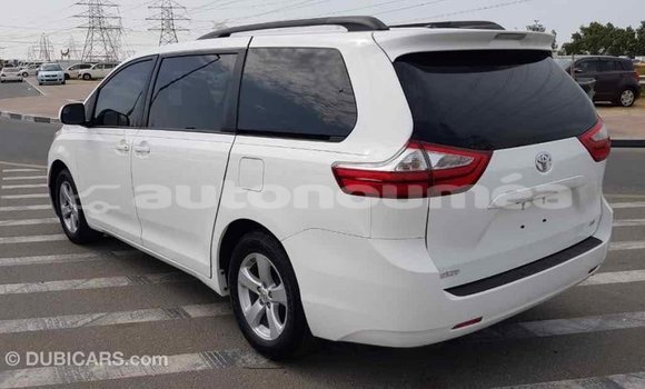 Acheter Import Voiture Toyota Sienna Blanc à Import - Dubai, Iles Acheter Import Voiture Toyota Sienna Blanc à Import - Dubai, Iles