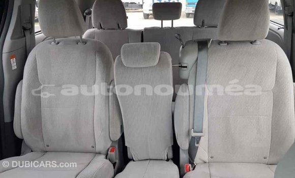 Acheter Import Voiture Toyota Sienna Blanc à Import - Dubai, Iles Acheter Import Voiture Toyota Sienna Blanc à Import - Dubai, Iles