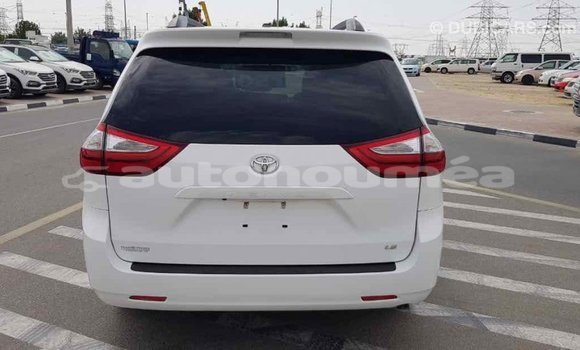 Acheter Import Voiture Toyota Sienna Blanc à Import - Dubai, Iles Acheter Import Voiture Toyota Sienna Blanc à Import - Dubai, Iles