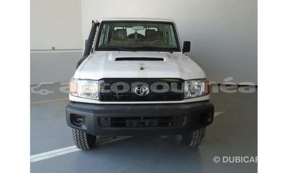 Acheter Import Voiture Toyota Land Cruiser Blanc à Import - Dubai, Iles Acheter Import Voiture Toyota Land Cruiser Blanc à Import - Dubai, Iles