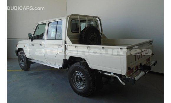 Acheter Import Voiture Toyota Land Cruiser Blanc à Import - Dubai, Iles Acheter Import Voiture Toyota Land Cruiser Blanc à Import - Dubai, Iles