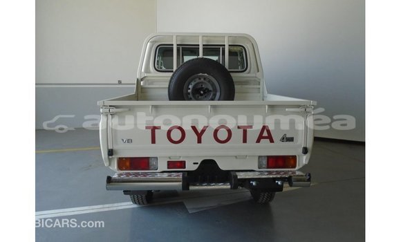 Acheter Import Voiture Toyota Land Cruiser Blanc à Import - Dubai, Iles Acheter Import Voiture Toyota Land Cruiser Blanc à Import - Dubai, Iles