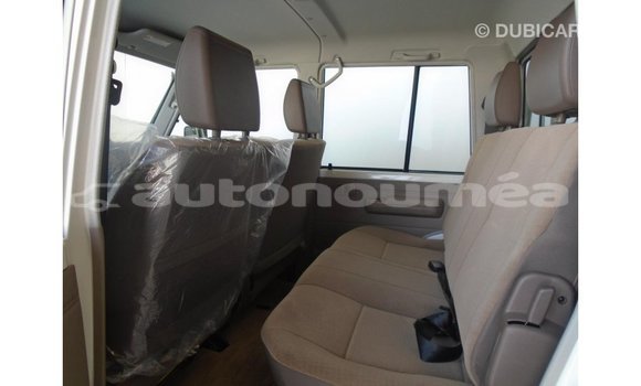 Acheter Import Voiture Toyota Land Cruiser Blanc à Import - Dubai, Iles Acheter Import Voiture Toyota Land Cruiser Blanc à Import - Dubai, Iles