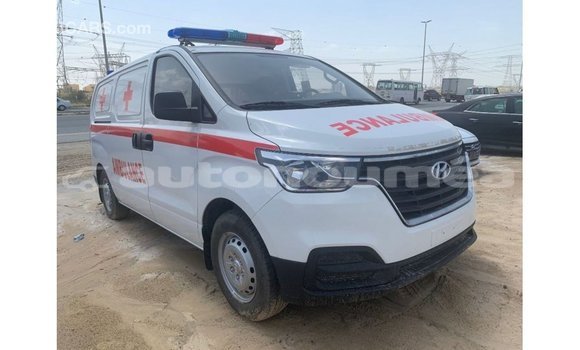 Buy Import Hyundai Accent White Car in Import - Dubai in Iles Buy Import Hyundai Accent White Car in Import - Dubai in Iles