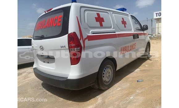 Buy Import Hyundai Accent White Car in Import - Dubai in Iles Buy Import Hyundai Accent White Car in Import - Dubai in Iles