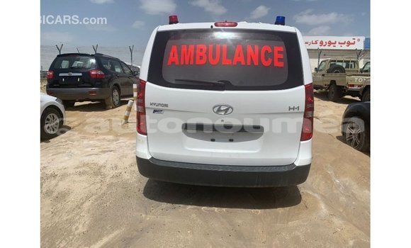 Buy Import Hyundai Accent White Car in Import - Dubai in Iles Buy Import Hyundai Accent White Car in Import - Dubai in Iles