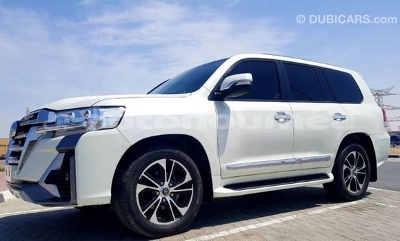 Acheter Import Voiture Toyota Land Cruiser Blanc à Import - Dubai, Iles Acheter Import Voiture Toyota Land Cruiser Blanc à Import - Dubai, Iles