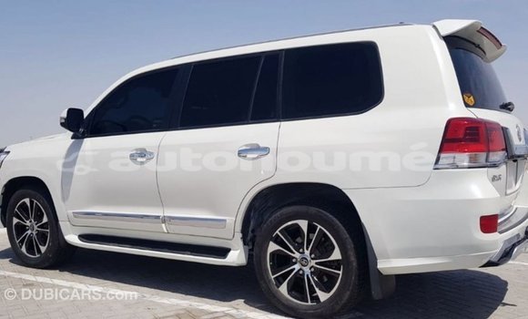 Acheter Import Voiture Toyota Land Cruiser Blanc à Import - Dubai, Iles Acheter Import Voiture Toyota Land Cruiser Blanc à Import - Dubai, Iles