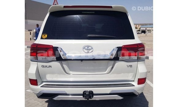 Acheter Import Voiture Toyota Land Cruiser Blanc à Import - Dubai, Iles Acheter Import Voiture Toyota Land Cruiser Blanc à Import - Dubai, Iles
