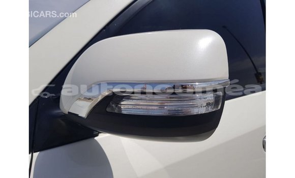 Acheter Import Voiture Toyota Land Cruiser Blanc à Import - Dubai, Iles Acheter Import Voiture Toyota Land Cruiser Blanc à Import - Dubai, Iles