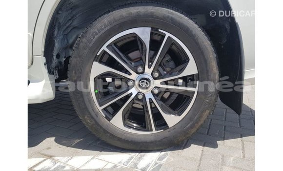 Acheter Import Voiture Toyota Land Cruiser Blanc à Import - Dubai, Iles Acheter Import Voiture Toyota Land Cruiser Blanc à Import - Dubai, Iles