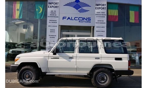 Buy Import Toyota Land Cruiser White Car in Import - Dubai in Iles Buy Import Toyota Land Cruiser White Car in Import - Dubai in Iles