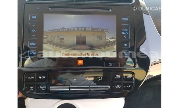 Acheter Import Voiture Toyota Prius Blanc à Import - Dubai, Iles Acheter Import Voiture Toyota Prius Blanc à Import - Dubai, Iles