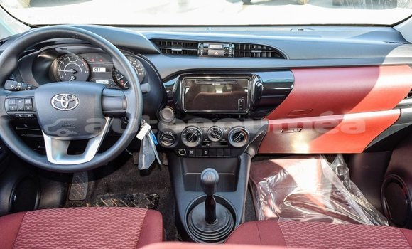 Buy Import Toyota Hilux White Car in Import - Dubai in Iles Buy Import Toyota Hilux White Car in Import - Dubai in Iles