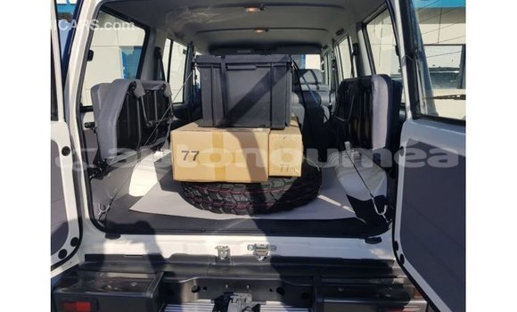 Acheter Import Voiture Toyota Land Cruiser Blanc à Import - Dubai, Iles Acheter Import Voiture Toyota Land Cruiser Blanc à Import - Dubai, Iles