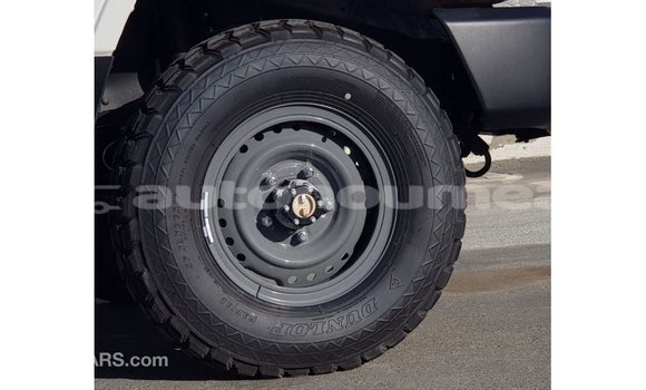 Acheter Import Voiture Toyota Land Cruiser Blanc à Import - Dubai, Iles Acheter Import Voiture Toyota Land Cruiser Blanc à Import - Dubai, Iles