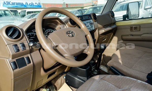 Acheter Import Voiture Toyota Land Cruiser Beige à Import - Dubai, Iles Acheter Import Voiture Toyota Land Cruiser Beige à Import - Dubai, Iles