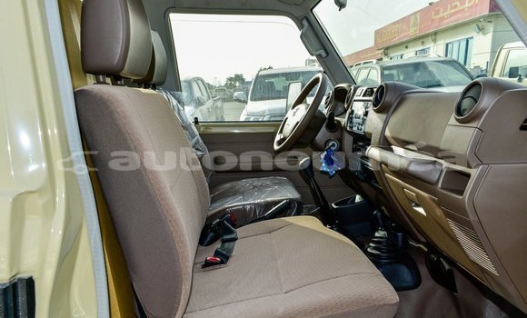 Acheter Import Voiture Toyota Land Cruiser Beige à Import - Dubai, Iles Acheter Import Voiture Toyota Land Cruiser Beige à Import - Dubai, Iles