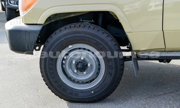 Acheter Import Voiture Toyota Land Cruiser Beige à Import - Dubai, Iles Acheter Import Voiture Toyota Land Cruiser Beige à Import - Dubai, Iles