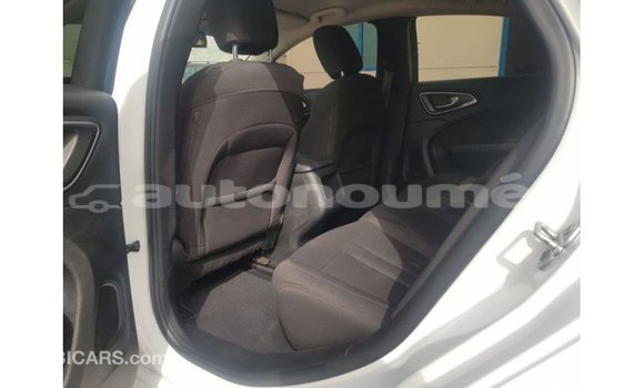 Acheter Import Voiture Chrysler 200 Blanc à Import - Dubai, Iles Acheter Import Voiture Chrysler 200 Blanc à Import - Dubai, Iles