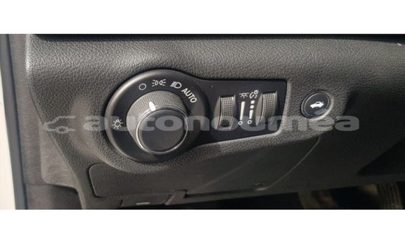 Acheter Import Voiture Chrysler 200 Blanc à Import - Dubai, Iles Acheter Import Voiture Chrysler 200 Blanc à Import - Dubai, Iles