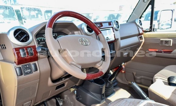 Acheter Import Voiture Toyota Land Cruiser Beige à Import - Dubai, Iles Acheter Import Voiture Toyota Land Cruiser Beige à Import - Dubai, Iles