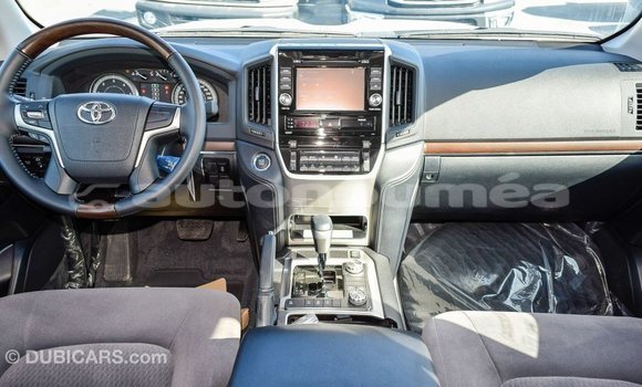 Buy Import Toyota Land Cruiser White Car in Import - Dubai in Iles Buy Import Toyota Land Cruiser White Car in Import - Dubai in Iles