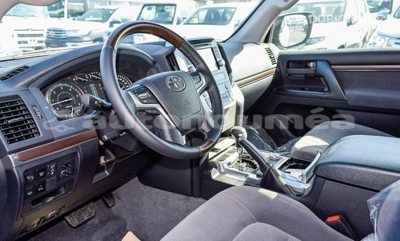 Buy Import Toyota Land Cruiser White Car in Import - Dubai in Iles Buy Import Toyota Land Cruiser White Car in Import - Dubai in Iles