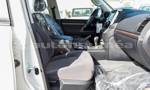 Buy Import Toyota Land Cruiser White Car in Import - Dubai in Iles Buy Import Toyota Land Cruiser White Car in Import - Dubai in Iles