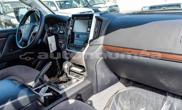 Buy Import Toyota Land Cruiser White Car in Import - Dubai in Iles Buy Import Toyota Land Cruiser White Car in Import - Dubai in Iles