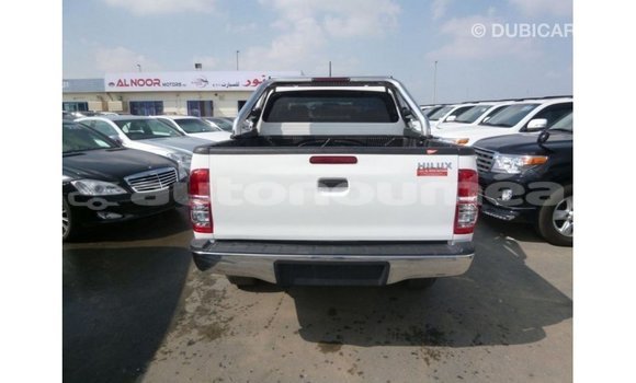 Acheter Import Voiture Toyota Hilux Blanc à Import - Dubai, Iles Acheter Import Voiture Toyota Hilux Blanc à Import - Dubai, Iles